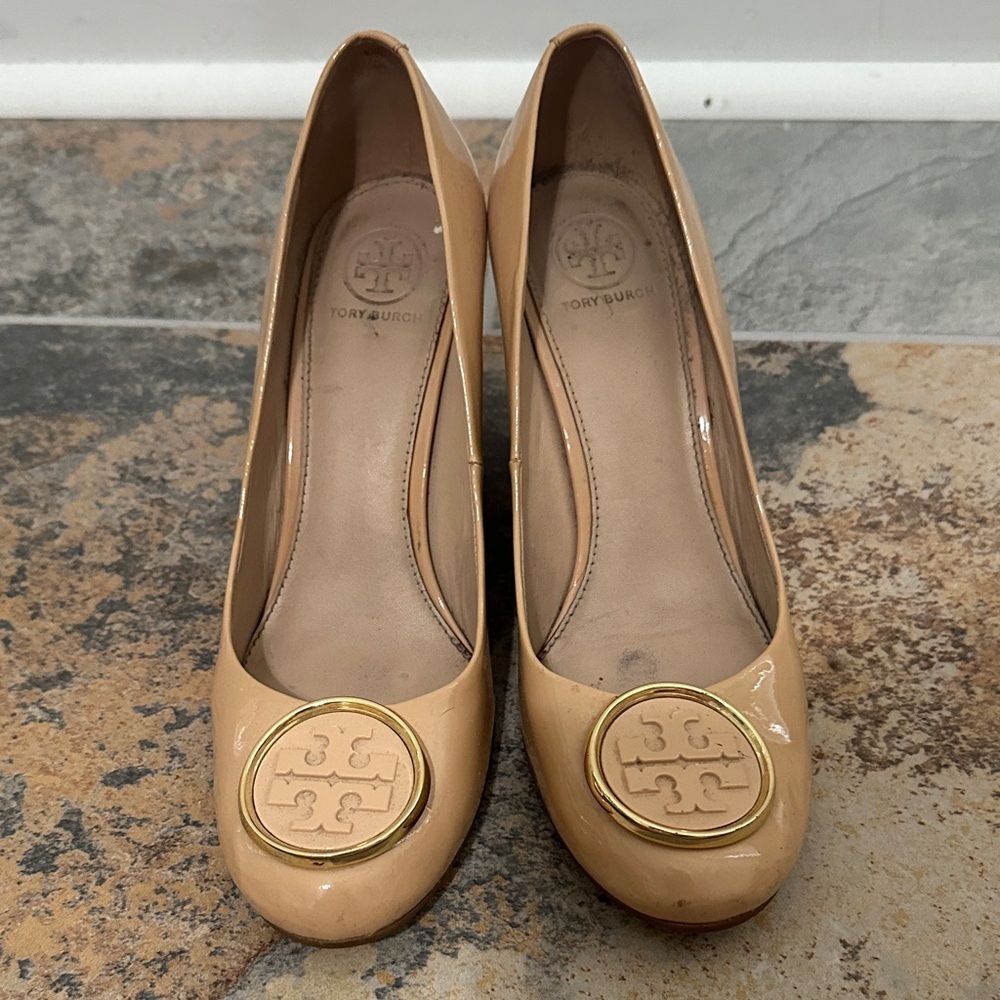 Tory Burch Beige Patent Leather Wedges size 7.5 - Picture 2 of 8